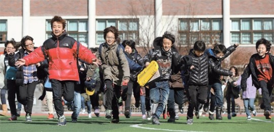 冬休みに入るウォンムク小学校の児童