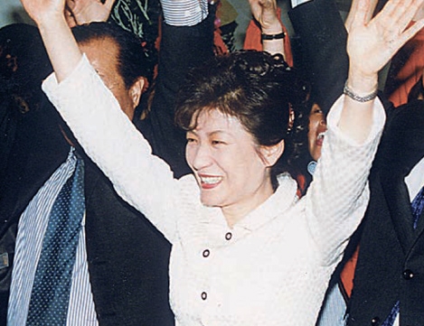 １９９８年、国会議員に当選したあと、歓呼する朴槿恵（パク・クネ）氏。