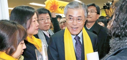 韓国大統領選挙で敗れた民主統合党の文在寅（ムン・ジェイン）氏が２１日、ソウル汝矣島の東和ビルで行われた市民キャンプ解団式を終えて出てきている。