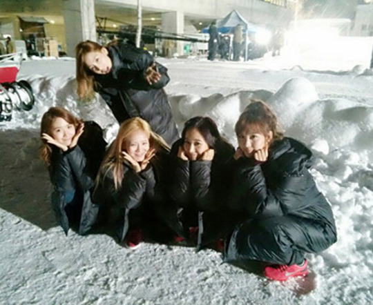 札幌で雪遊びに興じている少女時代のメンバー（写真＝少女時代の公式サイト）。
