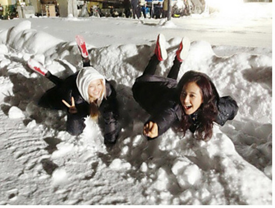 札幌で雪遊びに興じている少女時代のメンバー（写真＝少女時代の公式サイト）。