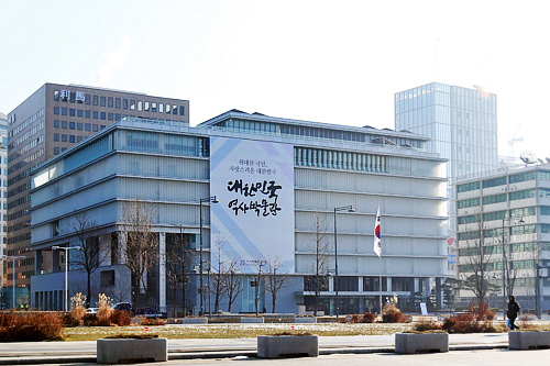 19世紀末から現在に至る韓国の歴史を展示した、国内最初の国立近代史博物館「大韓民国歴史博物館」が12月26日に開館。開館記念行事を経て本日、一般公開となりました。