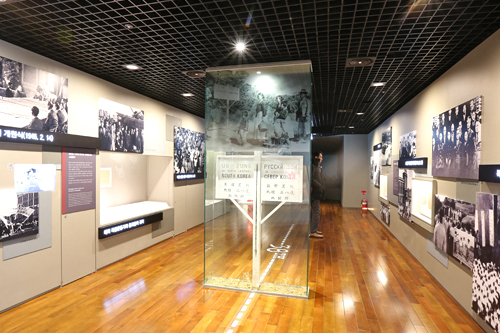 常設展示室では、三・一独立宣言書や６・25戦死者の遺品、民主化運動関連の資料など、1,500点余りの近現代史資料を展示。また1960～70年代にドイツに派遣された看護師や鉱夫の手紙など当時の貴重な資料もあります。