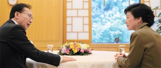 写真＝李明博（イ・ミョンバク）大統領（左側）と朴槿恵（パク・クネ）次期大統領が２８日午後、青瓦台（チョンワデ、大統領府）本館で単独会見を行っている。［写真＝青瓦台]