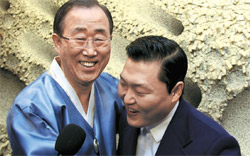 新年会であいさつをする潘基文（パン・ギムン）国連事務総長（左）と歌手ＰＳＹ。