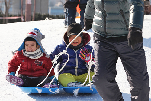 漢江市民公園トゥッソム地区の雪ソリ場は２月１７日まで運営中。暖かい格好で、家族や友達と一緒に冬のレジャーを楽しんでみてはいかがでしょうか。