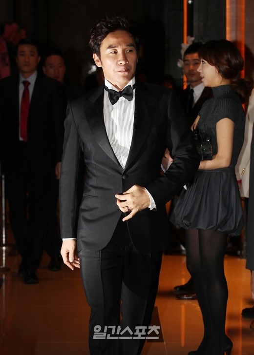 ９日午後、ソウル市内のホテルで行われたバレリーナのユン・ヘジンさんとの結婚式を執り行った俳優のオム・テウン。