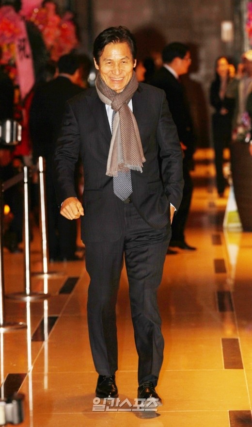 ９日、ソウルヨイド出行われた俳優のオム・テウンの結婚式に出席した俳優のアン・ソンギ。