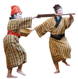 １９世紀まで沖縄に存在した琉球王国の伝統踊り。 籠と櫓を使って沖縄漁民の生活像を見せている。 