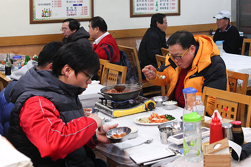 活きのいい魚をすぐ食べたい人には、市場内の食堂を利用するのがおすすめ。食堂に持ち込めば、刺身や鍋などに調理してくれます。地元の人に囲まれた食堂で食べるとまた格別の味わい。