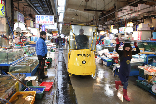 市場は地下鉄１号線鷺梁津駅１番出口から徒歩４分。狭い通路が多く足元も濡れているので、訪れる際は歩きやすい靴で行くのがおすすめ。都会の中で一味違った風景と味に出会ってみませんか。