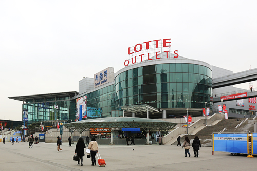 １月18日にソウル駅に誕生した「ロッテアウトレット」。以前の「CONCOS THE GALLERIA 」デパートがアウトレットに生まれ変わり、早くも多くの人でにぎわいます。
