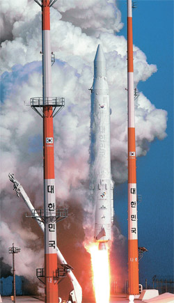 韓国初の人工衛星搭載ロケット（ＫＳＬＶ－１）「羅老（ナロ）」が３０日午後、全羅南道高興の羅老宇宙センターから打ち上げられた。「羅老」が高度３０２キロの軌道に乗せた羅老科学衛星はこの日午後５時２５分、位置確認信号を送り、打ち上げ成功を知らせた（写真＝共同取材団）。