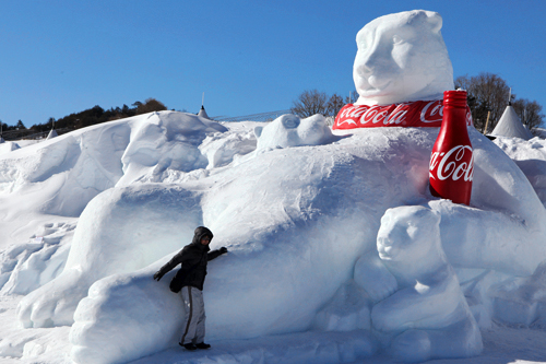 雪が多く降ることで知られている大関嶺(テグァルリョン)の麓では、雪の花祝祭が開催中。今年は「平昌の力強い飛翔」をテーマに、雪像や氷像展示、雪ソリや氷の滑り台などを楽しむことができます。