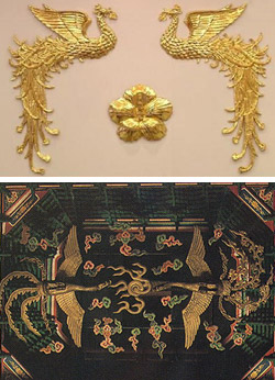 左右対称でバランスが取れた形の現在の大統領標章（上）と昌徳宮仁政殿に施された鳳凰の姿。仁政殿の鳳凰は２羽の形が異なる。
