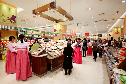 ２月９日から始まる韓国の一大イベントであるソルラル(旧正月)を控え、新世界百貨店は地下食品売り場に贈り物の催し会場を設置。平日にもかかわらず多くの人でにぎわいます。