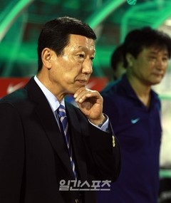 サッカー韓国代表のチェ・ガンヒ監督。