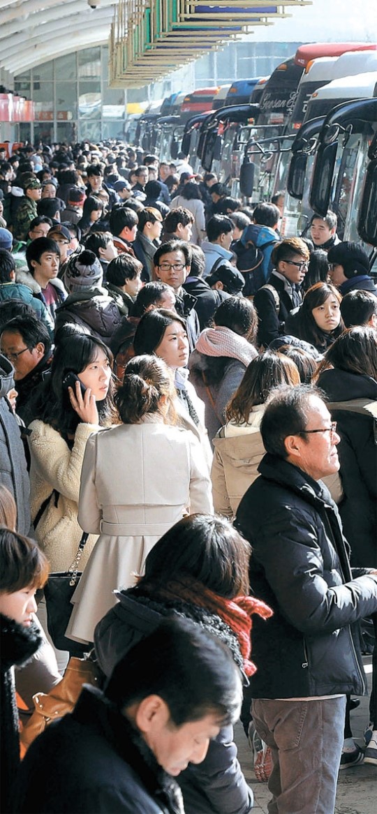 帰省客で混雑するソウルのバスターミナル