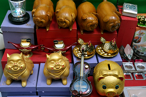 豚は金運や子宝運を招くとされる動物。特に「黄金の豚」は縁起の良いものとして、貯金箱をはじめ、ストラップやキーホルダーなどのグッズも多く見かけます。