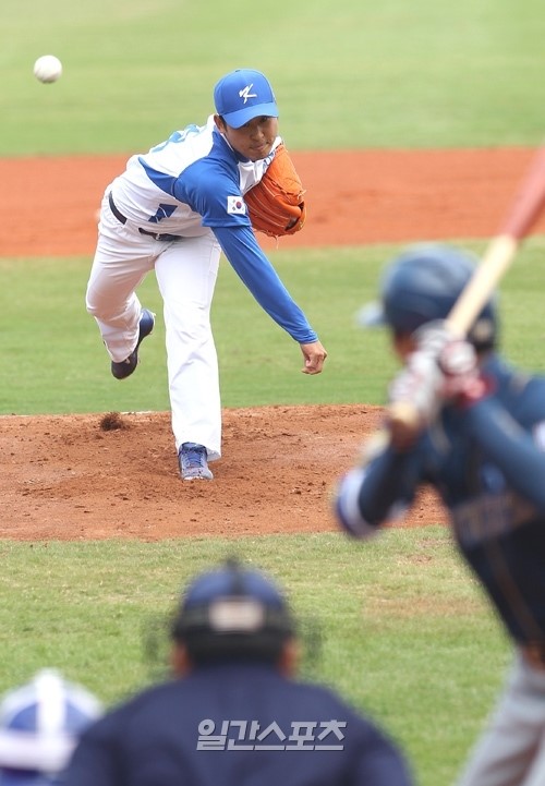 ＷＢＣ韓国代表が１９日午後、ＮＣダイノスと練習試合を行った。先発の尹錫?（ユン・ソクミン）が投球している。