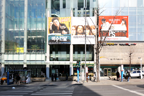 名門大学が多い学生街、新村(シンチョン)。新村駅と梨大(イデ)駅の中間にあり、新村のランドマーク的な存在の映画館・アートレオンは、映画を見に来る人や待ち合わせの人などでにぎわっていましたが…