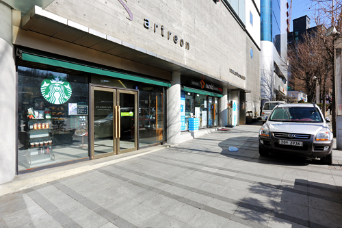 隣りのスターバックス新村アートレオン店は通常通り営業中。映画の上映前後はお客さんで混雑していましたが、閉館後の今は人も少なく寂しげな雰囲気。静かに勉強するにはもってこいの環境かもしれません。