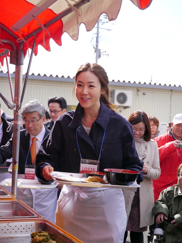 福島県飯舘村の住民に韓国料理をふるまう女優のチェ・ジウ。