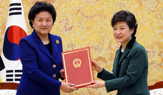 朴槿恵（パク・クネ）大統領（右）が２５日、青瓦台で、劉延東中国国務委員から胡錦濤国家主席と習近平副主席の親書を受けている。
