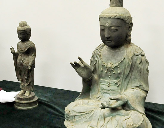 文化財専門の窃盗犯が日本から盗んできた金銅観音菩薩座像（右）