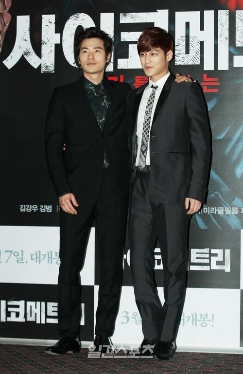 ２６日、ソウルＣＧＶ往十里（ワンシムリ）で行われた映画『サイコメトリー』の試写会に登場した俳優のキム・ガンウ（左）とキム・ボム。