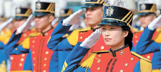 ２７日、ソウル孔陵洞（コンルンドン）の陸軍士官学校・花?（ファラン）練兵場で行われた第６９期卒業式で、挙手敬礼をしているヤン・ジュヒさん（２２）。