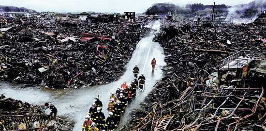 ２０１１年３月１６日、３・１１東日本大震災が起きて５日後、津波と火災で廃墟になった日本岩手県気仙沼で消防隊員が捜索作業を始めている姿を本紙故キム・テソン記者が録った。