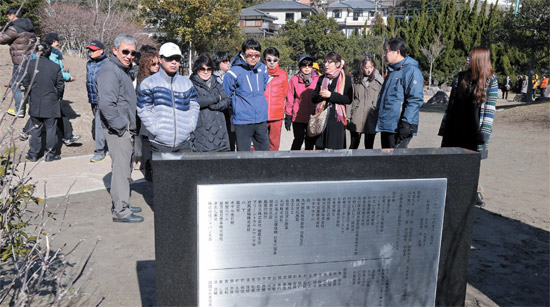 先月２６日、対馬を訪問した韓国人観光客が厳原にある徳恵翁主結婚記念碑の前でガイドの説明を聞いている。 