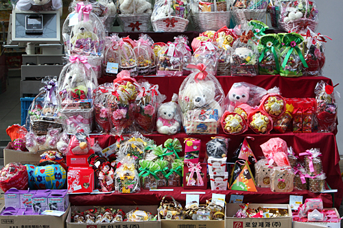 コンビニやスーパーの店先には、お返し用のプレゼントがずらり。クッキーやチョコレートなどのお菓子とともに、ぬいぐるみなどがかわいくラッピングされ、並んでいます。