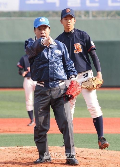 始球式を行った李秉錫（イ・ビョンソク）大韓野球協会新会長