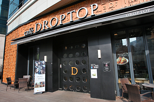 「cafe DROPTOP」の明洞(ミョンドン)店は、クォン・サンウ、スエ、東方神起ユンホ出演のドラマ「野王(ヤワン)」のロケ地。ソ・ジソプ主演の「ファントム(原題：幽霊)」もここで撮影されました。明洞の中心部にあり、ショッピングや観光のついでに訪れやすいお店です。