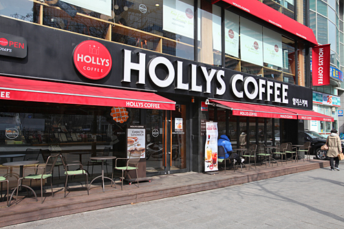 JYJユチョン主演「屋根部屋のプリンス」によく登場したのが「HOLLYS COFFEE」。清渓１街(チョンゲイルガ)店は、ユチョン扮するイ・ガクたちがパク・ハ(ハン・ジミン)のために準備したジュース店として使われました。ロケ地ツアーでは、半日コースで訪問します！