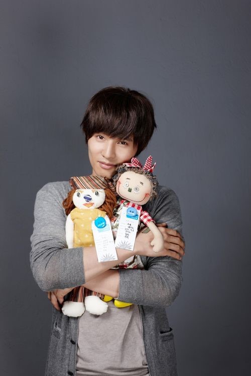 俳優ウォンビン 自分で作った人形を抱きしめて Joongang Ilbo 中央日報