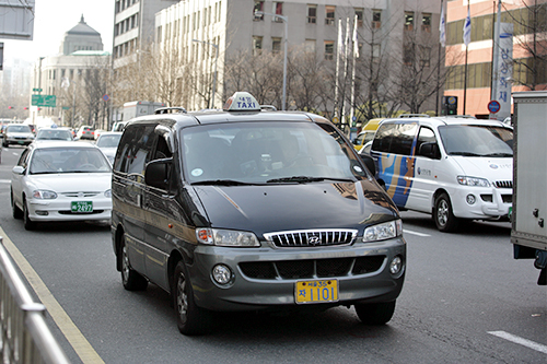 外国人観光客に不当な乗車料金を請求する事件が相次ぐ中、ソウル市は「ぼったくり対策」のため「ソウルタクシーの正しい利用法」という案内冊子を制作し、先月から配布しています。