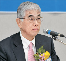 東レの日覚昭広社長は３日、亀尾炭素繊維工場竣工式で「韓国で年１０兆ウォン台の産業関連効果が期待される」と話した。（写真＝東レ）