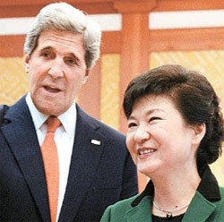 朴槿恵（パク・クネ）大統領が１２日、青瓦台を訪問したケリー米国務長官から米国側出席者の紹介を受けている。［青瓦台写真記者団］