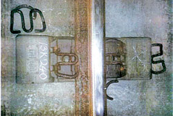 新盆唐（シンプンダン）線レール締結装置の核心部品である“テンションクランプ（レールクリップ）”４００個余りが破損。折れたまま発見されたテンションクランプ。