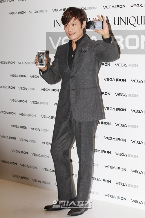 １８日、ソウル麻浦区上岩洞（マポグ・サンアムドン）のパンテックＦ＆Ｄセンターで行われたスマートフォンブランドＶＥＧＡの新製品「ＩＲＯＮ（アイオン）」公開イベントに登場した俳優のイ・ビョンホン。
