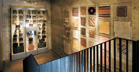 イ・ヘンジャ顧問が最も愛着を見せる品目がお膳と風呂敷だ。済州本態博物館壁面に「お膳塔」と「風呂敷タワー」を立てた。（写真＝本態博物館）