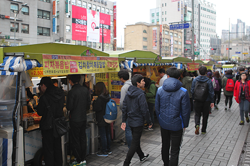 水産市場があることで有名なソウル南西部の鷺梁津（ノリャンジン）は、国家試験対策の予備校が集まる地域としても知られるエリア。駅周辺の繁華街には小腹を満たせる屋台が数多く並び、一日中たくさんの若者で賑わいます。