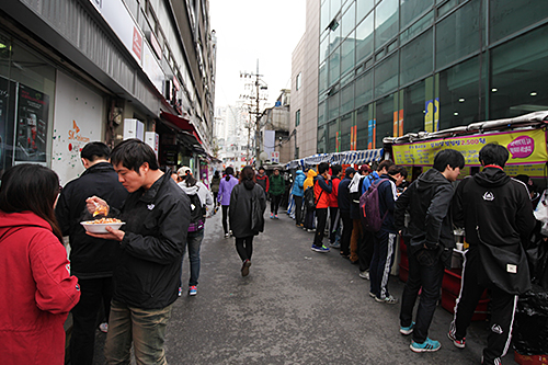 一方で、近隣飲食店の売上が減少するという理由から、今年１月には行政により一部店舗が撤去されるという出来事も。しかし今なお鷺梁津駅３、４番出口付近には約50の屋台が集まります。時間も食費もやりくりしたい、若者に人気の屋台メシを味わってみませんか。