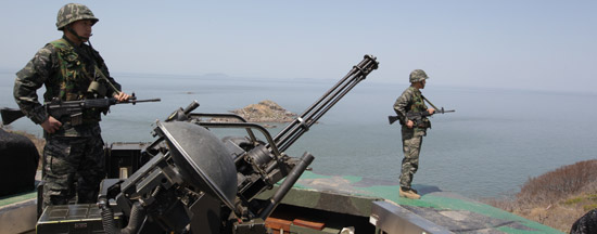 １日、西海（ソヘ、日本名・黄海）５島の最北端にある隅島（ウド）のバルカン砲陣地で海兵が警戒勤務にあたっている。
