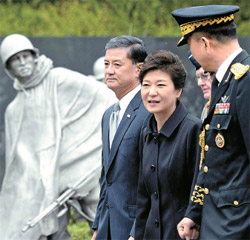 韓米首脳会談 朴大統領が韓国戦争戦没者慰霊碑を参拝 彼らの犠牲がなければ １ Joongang Ilbo 中央日報