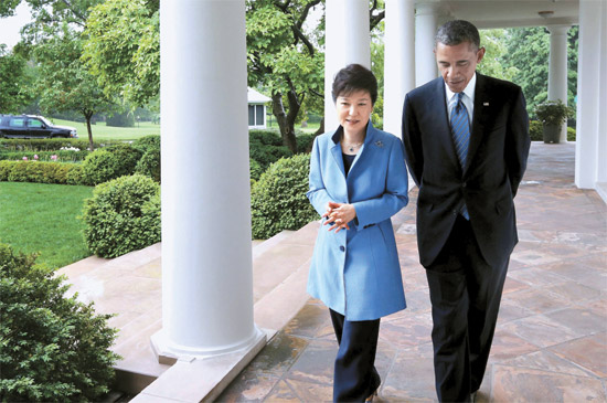 朴槿恵（パク・クネ）大統領とオバマ米大統領が７日午後（現地時間）、首脳会談の後、ホワイトハウスにあるローズガーデンを散歩しながら話している。両首脳は２人で１０分間ほど歩きながら対話した。この日、両首脳は昼食会、共同記者会見と続いたホワイトハウスでの最初の会談で２時間ほど一緒に過ごした。