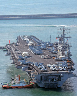 米原子力空母「ニミッツ」が１１日、海軍作戦司令部釜山基地埠頭に入港している。１９７５年に就役したニミッツは長さ３３２メートル、幅７６メートルでサッカーコートの３倍の広さがある。戦闘爆撃機スーパーホーネット（Ｆ／Ａ－１８Ｅ／Ｆ）、早期警報機Ｅ－２Ｃ（ホークアイ２０００）など８０機余りの航空機を搭載している。